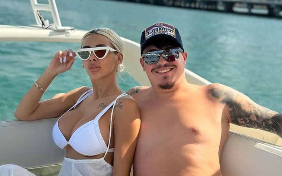 Cristina Pucean și-a etalat silueta clepsidră &icirc;ntr-un costum de baie alb. Dansatoarea, răsfățată ca o prințesă &icirc;n vacanța din Dubai